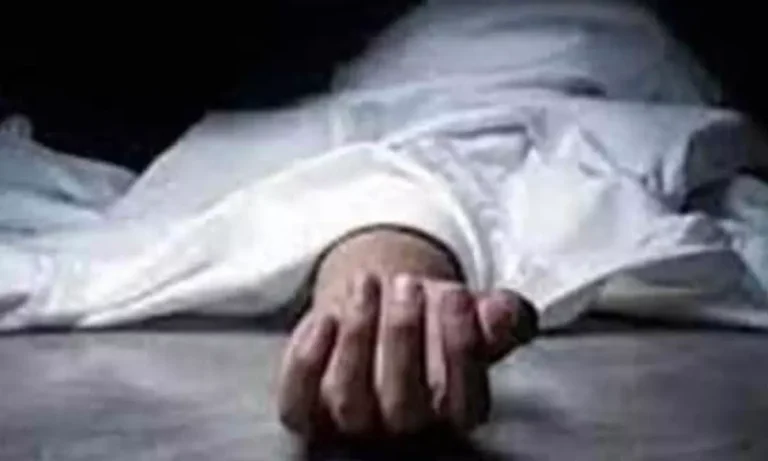 2481709-dead-body-in-hospital-bathroom